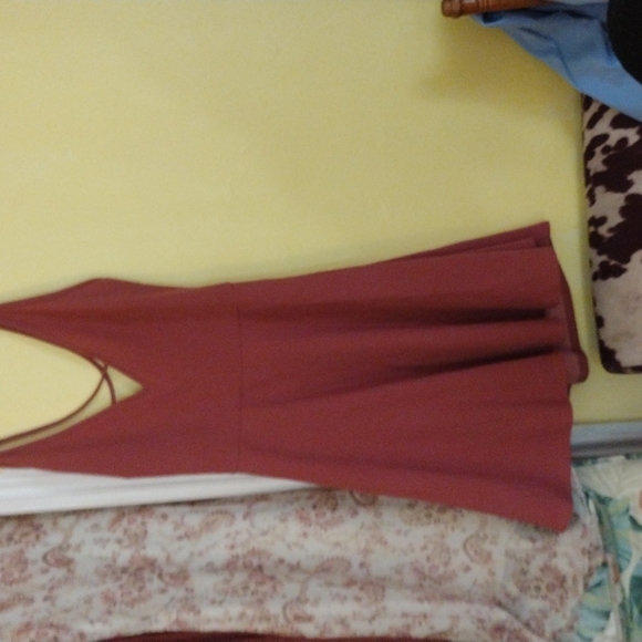 Dresses - Picture 2 of 3